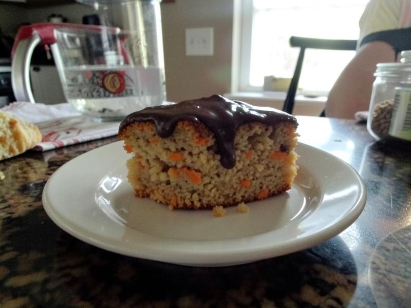 Bolo de cenoura com cobertura de chocolate feito em casa
